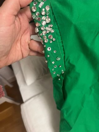 Camicia verde con strass sulle spalle