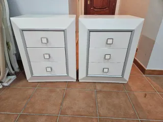 Mesitas de noche blancas y plateadas
