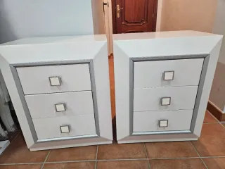 Mesitas de noche blancas y plateadas