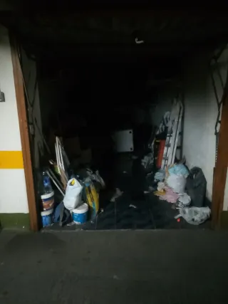 Un garaje cerrado en el centro de Torrelavega.