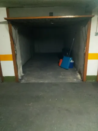 Un garaje cerrado en el centro de Torrelavega.