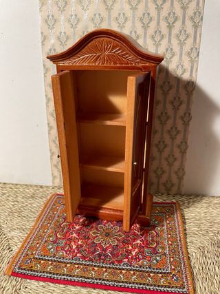 Armadio intarsiato per casa delle bambole