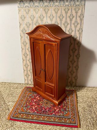 Armadio intarsiato per casa delle bambole