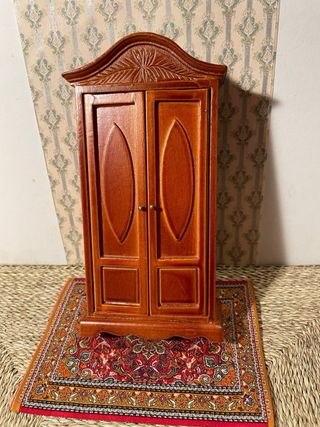Armadio intarsiato per casa delle bambole