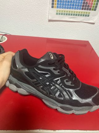 Zapatillas Asics NYC Negras y Plateadas