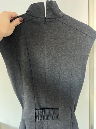 Vestido gris Zara cuello alto y cinturón