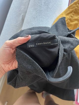 Vestido gris Zara cuello alto y cinturón