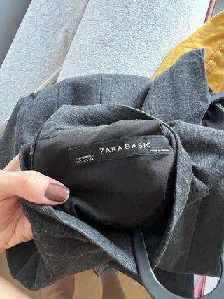 Vestido gris Zara cuello alto y cinturón