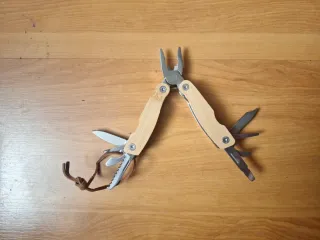 Navaja multiusos de madera