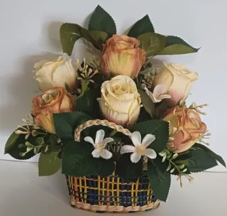 Cesta con rosas de tela decorativa