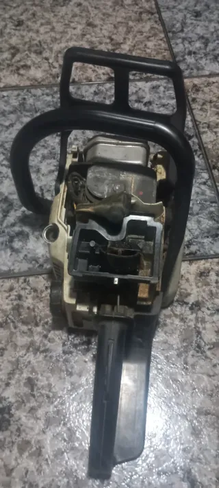 2 motosierras stihl, 1 desbrozadora, 1 cortaseto.