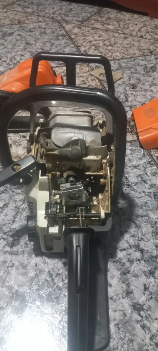 2 motosierras stihl, 1 desbrozadora, 1 cortaseto.