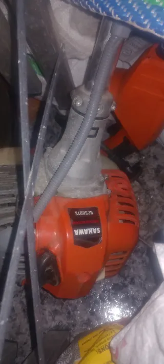 2 motosierras stihl, 1 desbrozadora, 1 cortaseto.