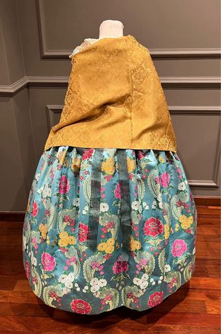 Traje de fallera niña siglo XVIII con manteletas