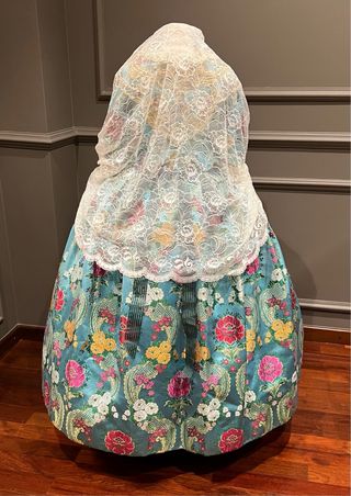 Traje de fallera niña siglo XVIII con manteletas