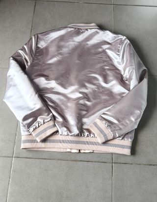 Chaqueta bomber plateada