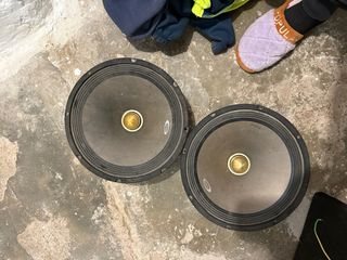 Subwoofer JBL Negro y Plateado kipus