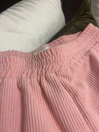 Pantaloni in velluto rosa con tasche