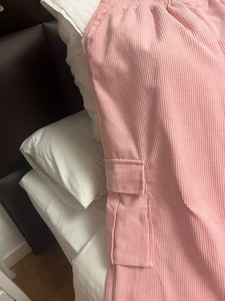 Pantaloni in velluto rosa con tasche