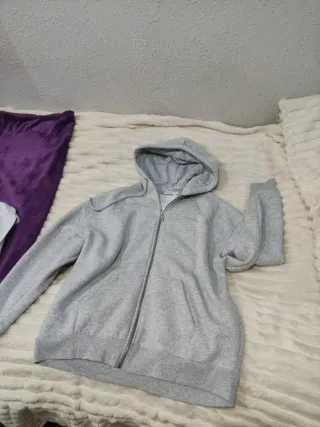 Chaqueta gris con cremallera