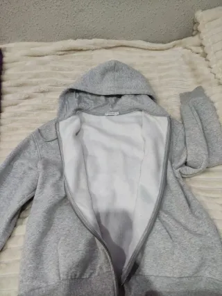 Chaqueta gris con cremallera