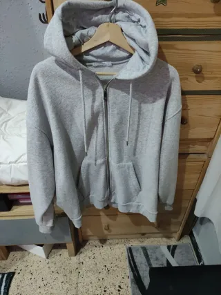 Chaqueta gris con cremallera