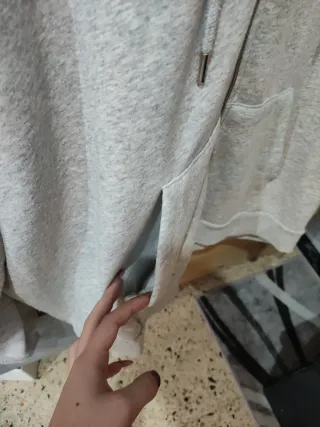 Chaqueta gris con cremallera