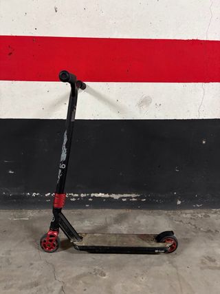 Patinete Decathlon Negro y Rojo