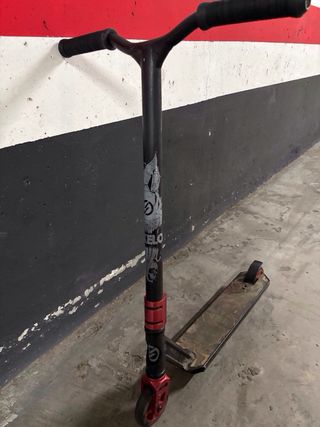 Patinete Decathlon Negro y Rojo