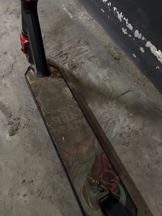 Patinete Decathlon Negro y Rojo