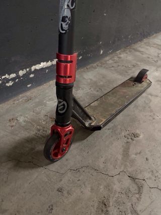 Patinete Decathlon Negro y Rojo