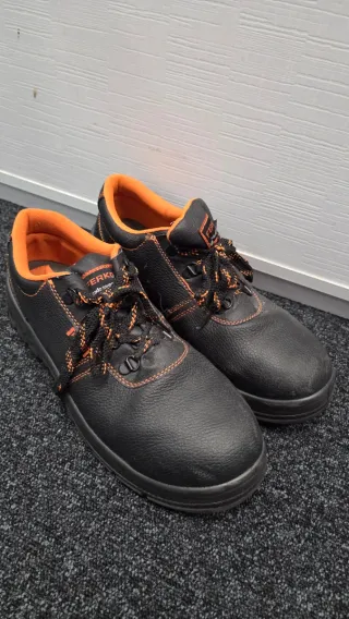 Zapatos de seguridad negros y naranjas