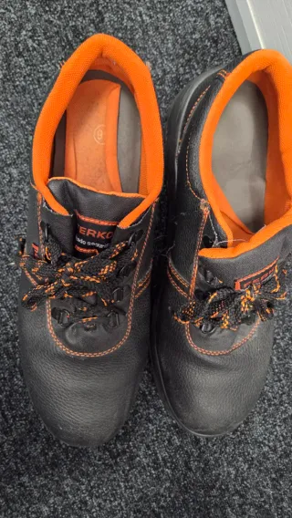 Zapatos de seguridad negros y naranjas