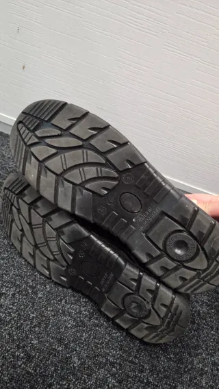 Zapatos de seguridad negros y naranjas