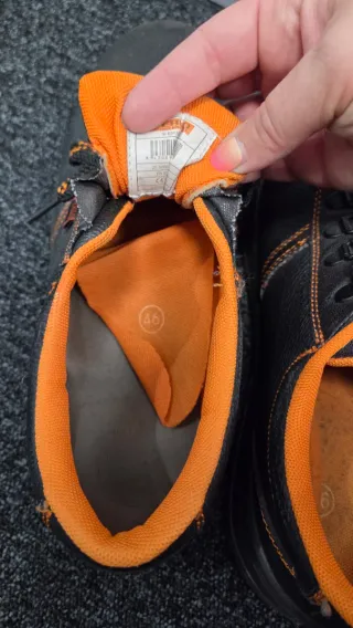 Zapatos de seguridad negros y naranjas