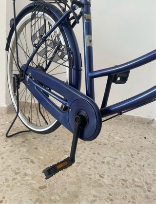 Bicicleta de paseo azul con cesta