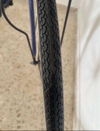 Bicicleta de paseo azul con cesta