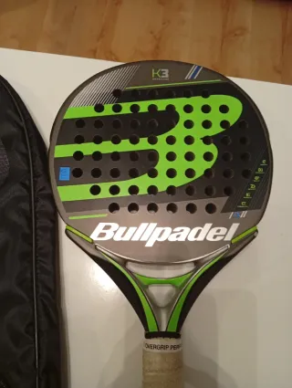 Pala de pádel Bullpadel K3 con funda