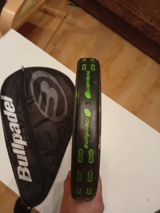 Pala de pádel Bullpadel K3 con funda