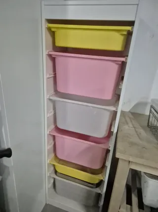 Estantería Trofast con 6 cubos