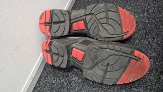 Zapatos de seguridad negros y rojos