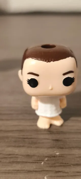 Figuretta di Eleven di Stranger Things, dalla collezione Kinder Joy