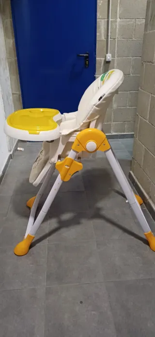 Trona infantil casi nueva