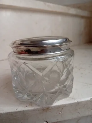 Polvere di cristallo intagliato con coperchio in argento