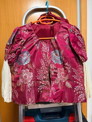 OFERTA SOLO HOY!!!Traje de Fallera fondo rojo