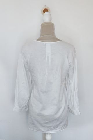 Camisa blanca ligera con bolsillos cómoda