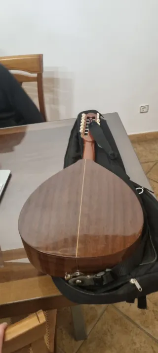 Laúd de 12 cuerdas + colgandero + funda mochila.