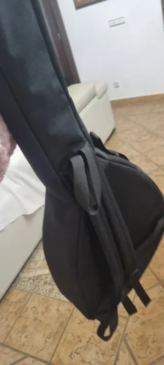 Laúd de 12 cuerdas + colgandero + funda mochila.