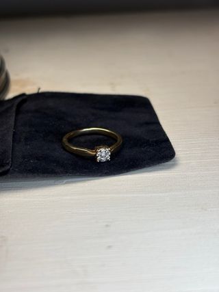 Anillo de oro con diamante