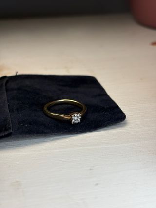 Anillo de oro con diamante